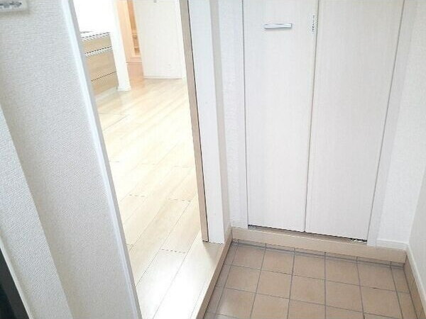 プレジールS岩塚の玄関
