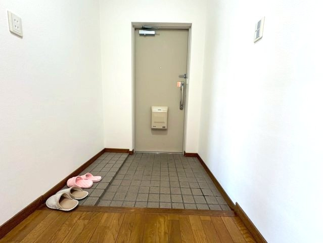 津々山台第二住宅6棟の玄関