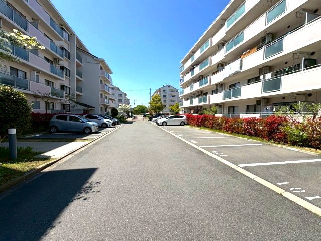 津々山台第二住宅6棟の駐車場