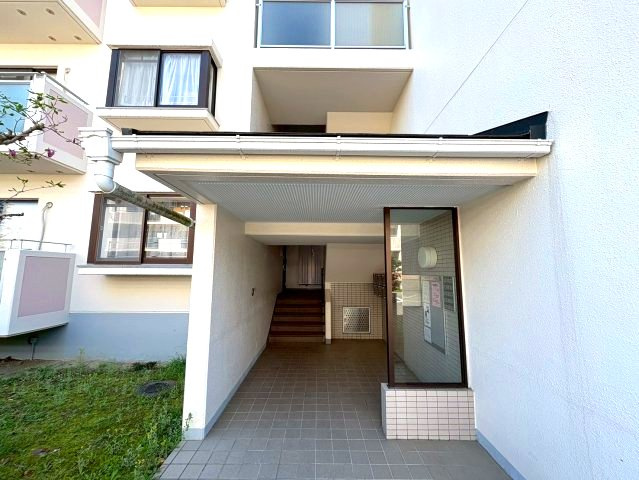 津々山台第二住宅6棟のエントランス