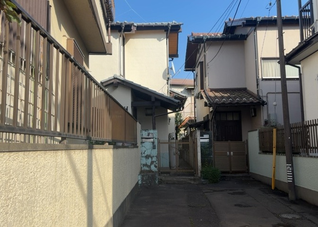 【外観】 | 現地に行くなら、物件の周囲の地形がどうなっているかを見ることも大切です。周辺より低くなっている土地では、大雨などで水が集まりやすいため、地盤が弱くなっているということも考えられるため、注意が必要です。