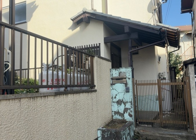 【外観】 | 隣家の土地はどうなっているのか、生活利便施設が近くにあるのか、学校まで近いかなど、お客様のライフスタイルにあわせたイメージが重要です。また、近くにあると困る施設が近くにないかも確認するといいでしょう。