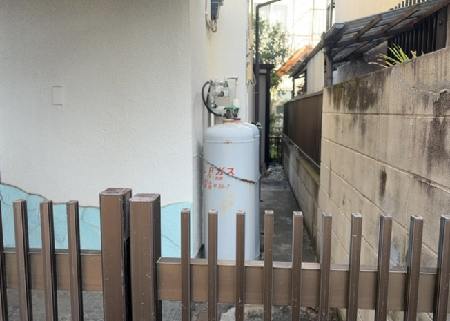 【外観】 | 土地購入を検討されている場合、境界杭がない状態で購入してしまうと境界確定測量をする必要があり、費用がかかります。購入の前に、売主、隣土地所有者立ち合いのもと境界を確定し境界杭を設置するのがベストです。