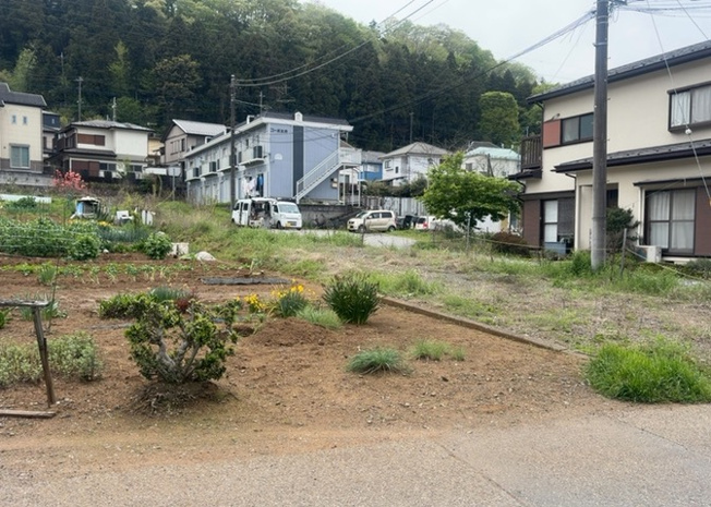 【外観】 | 現地に行くなら、物件の周囲の地形がどうなっているかを見ることも大切です。周辺より低くなっている土地では、大雨などで水が集まりやすいため、地盤が弱くなっているということも考えられるため、注意が必要です。