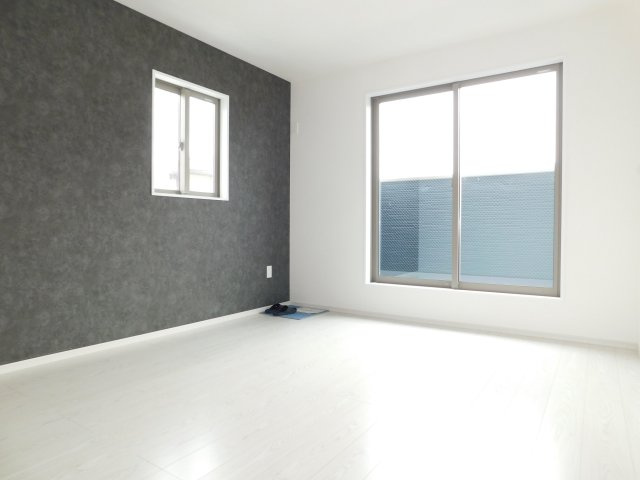 海部郡蟹江町学戸６丁目の新築一戸建の洋室|◇洋室◇　　明るい洋室７．０帖　ウォークインクローゼット完備！　バルコニー利用可♪