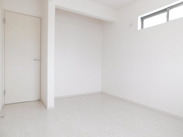 海部郡蟹江町学戸６丁目の新築一戸建の洋室|◇洋室◇　　明るい洋室５．２帖　収納スペース完備！