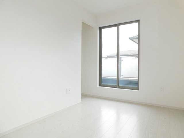 海部郡蟹江町学戸６丁目の新築一戸建の洋室|◇洋室◇　　明るい洋室５．０帖　収納スペース完備！　バルコニー利用可♪