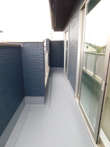 海部郡蟹江町学戸６丁目の新築一戸建のバルコニー|◇バルコニー◇　　陽当り良好なワイドバルコニー♪　洋室２部屋から出入りできます♪
