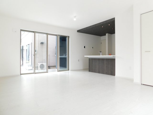 海部郡蟹江町学戸６丁目の新築一戸建の居間・リビング|◇リビング◇　　南面で広くて明るいリビング１８．０帖　折下天井のオシャレなフラットキッチン♪