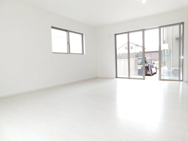 海部郡蟹江町学戸６丁目の新築一戸建の居間・リビング|◇リビング◇　　南面で広くて明るいリビング１８．０帖　三面採光の開放感のある空間♪　家族みんなが集まってもゆったり過ごせます。
