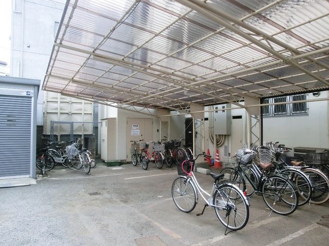 イワタハイツのその他共用部分|敷地内屋根付き駐輪場あります。