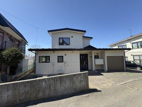 【敷地広々♪】釧路市城山２丁目 中古住宅の外観|シンプルモダンな外観と広々駐車スペースが魅力♪