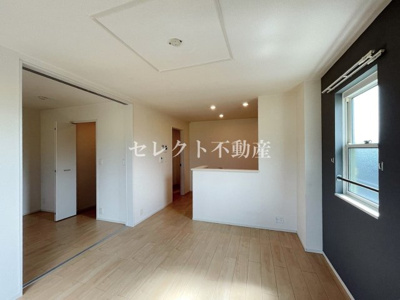 【居間・リビング】 | フローラル・コート | 【フローラル・コート】ゆったり過ごせる居間です