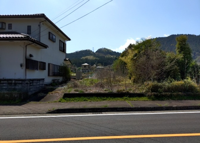 【外観】 | 現地に行くなら、物件の周囲の地形がどうなっているかを見ることも大切です。周辺より低くなっている土地では、大雨などで水が集まりやすいため、地盤が弱くなっているということも考えられるため、注意が必要です。