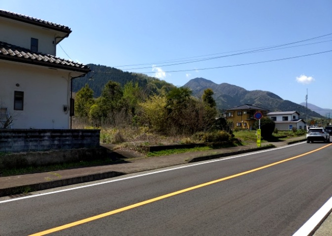 【外観】 | 物件の詳細については、現地を見てわかること以外に、役所や法務局などで調べないとわからないことがあります。そのため、現地に行く場合は、もしこの物件を買ったらどのような生活ができるかをイメージしましょう。