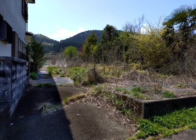 【外観】 | 家を建てる前提で土地を探している場合、地盤の丈夫さは譲れない条件の一つです。地盤が脆弱だと追加工事が必要となります。また、過去に地盤沈下や液状化現象を起こした土地は、できるだけ避けた方がいいでしょう。