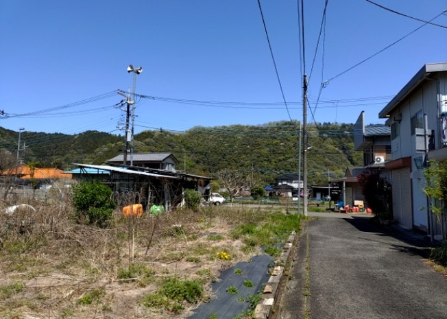 【外観】 | 家を建てる場合、方位は要チェックです。現実的に日当たりのよい家ならばリビングは南側、建築基準法でも北側に当たる家への配慮は求められています。土地を見学に行く際は、方位磁針を持って行くようにしましょう。