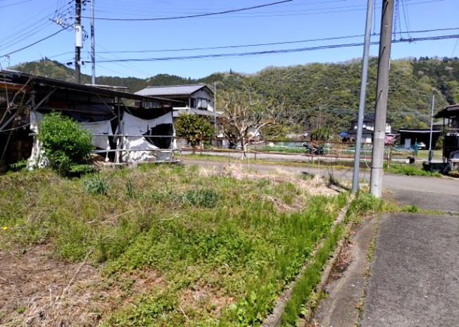【外観】 | 土地の前の道路に消火栓が設置されていることがあります。この場合、道路交通法第45条第1項により、駐車禁止の場所が指定されています。そのため、車庫などの駐車スペースをつくることができない場合があります。