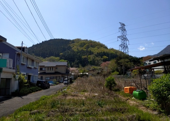 【外観】 | 現地に行くなら、物件の周囲の地形がどうなっているかを見ることも大切です。周辺より低くなっている土地では、大雨などで水が集まりやすいため、地盤が弱くなっているということも考えられるため、注意が必要です。
