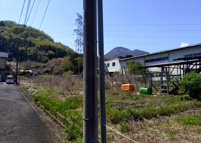 【外観】 | 隣家の土地はどうなっているのか、生活利便施設が近くにあるのか、学校まで近いかなど、お客様のライフスタイルにあわせたイメージが重要です。また、近くにあると困る施設が近くにないかも確認するといいでしょう。
