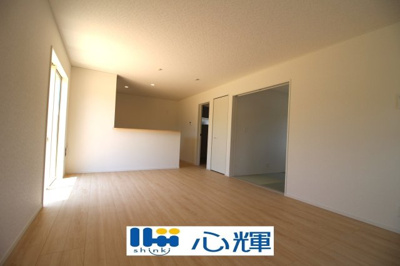 【居間・リビング】 | クレイドルガーデン山陽小野田市南竜王町 第1（3号棟） | 降り注ぐ陽光をいっぱいに浴び、メインライトと共に室内全体が明るい・開放感のあるＬＤＫ。