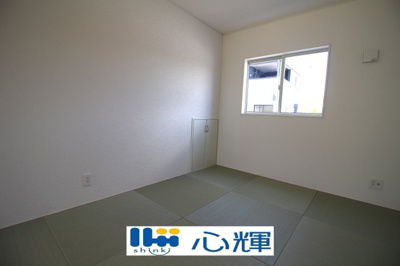 【和室】 | クレイドルガーデン山陽小野田市南竜王町 第1（3号棟） | リビングの横に和室があれば、畳の上で遊ぶ子供をキッチンから見守れるので嬉しいですね。

