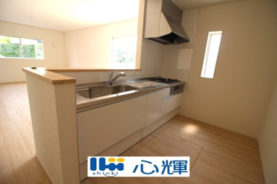 【キッチン】 | クレイドルガーデン山陽小野田市南竜王町 第1（3号棟） | 充分なスペースを実現したキッチン空間となっています。寛ぐ方とお料理をされる方の一体感を重視した設計。