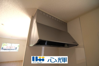 【キッチン】 | クレイドルガーデン山陽小野田市南竜王町 第1（3号棟） | 最新タイプのレンジフードは吸引性能も良好！お手入れもカンタンです。
