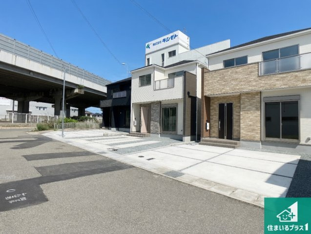 姫路市玉手　第1期　新築一戸建ての前面道路含む現地写真|周辺は閑静な住宅街！前面道路広々で車の出し入れも便利です。駐車が苦手な方でも安心して車庫入れできます！