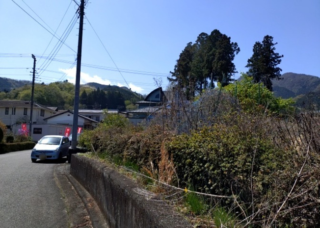 【外観】 | 家を建てる場合、方位は要チェックです。現実的に日当たりのよい家ならばリビングは南側、建築基準法でも北側に当たる家への配慮は求められています。土地を見学に行く際は、方位磁針を持って行くようにしましょう。