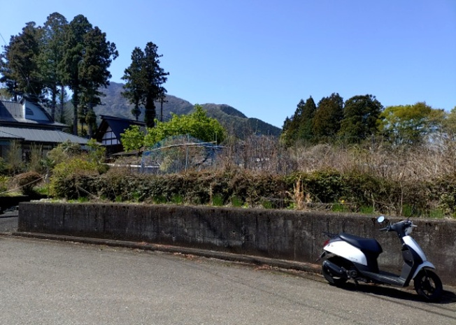 【外観】 | 現地に行くなら、物件の周囲の地形がどうなっているかを見ることも大切です。周辺より低くなっている土地では、大雨などで水が集まりやすいため、地盤が弱くなっているということも考えられるため、注意が必要です。