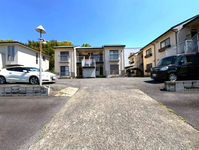 フォーリストハイムB棟の駐車場