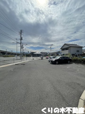 【駐車場】 | プランドールK | 駐車場があるので、車を買う予定の方も安心です