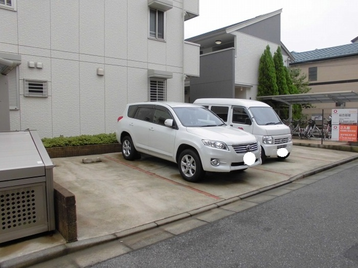 ステラ・ウノの駐車場