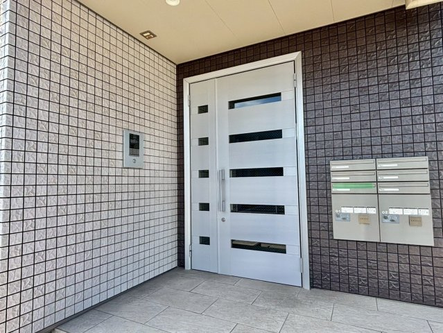 アルシオネ南条のエントランス