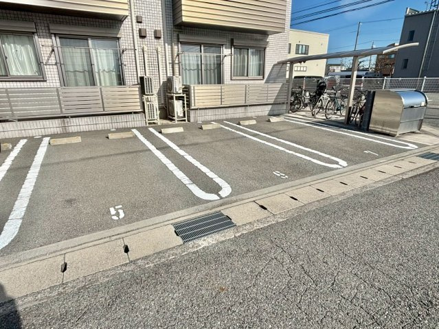 アルシオネ南条の駐車場