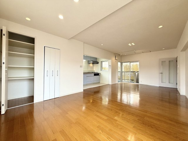 三旺マンション本山の居間・リビング