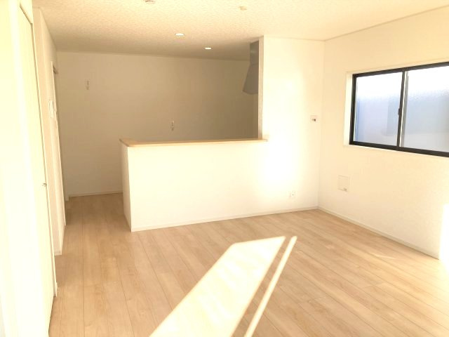 クレイドルガーデン富岡市一ノ宮第2  １号棟の居間・リビング|人気の対面式キッチンを配した空間はお好みの家具も合わせやすく、家族がくつろぐ快適な空間造りをサポート。窓からは明るい陽光が差し込みます。