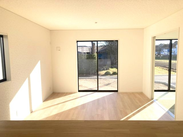 クレイドルガーデン富岡市一ノ宮第2  １号棟の居間・リビング|カウンターキッチンなのでお料理をしながら会話もできます。
夕食の支度をしながら、お子様の様子も見られて自然と会話も増えますよ♪