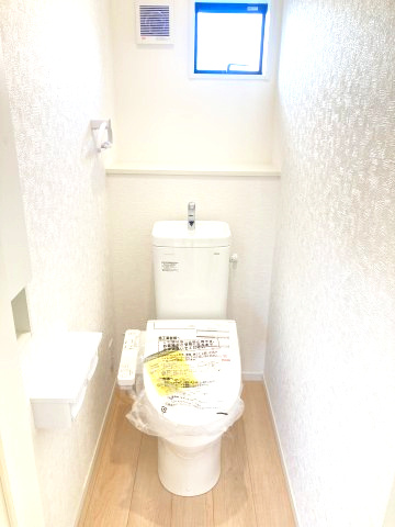 クレイドルガーデン富岡市一ノ宮第2  １号棟のトイレ|1階トイレです。清潔感のある白を基調としています。
温水洗浄・便座暖房機能の付いた快適なトイレです☆