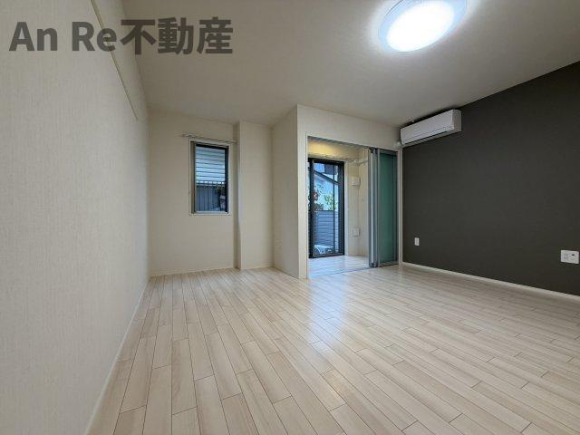 川口市大字安行領根岸のアパートの居間・リビング