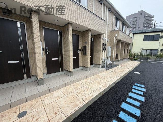 川口市大字安行領根岸のアパートのエントランス