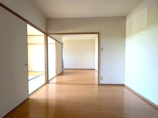 パインアベニューの洋室