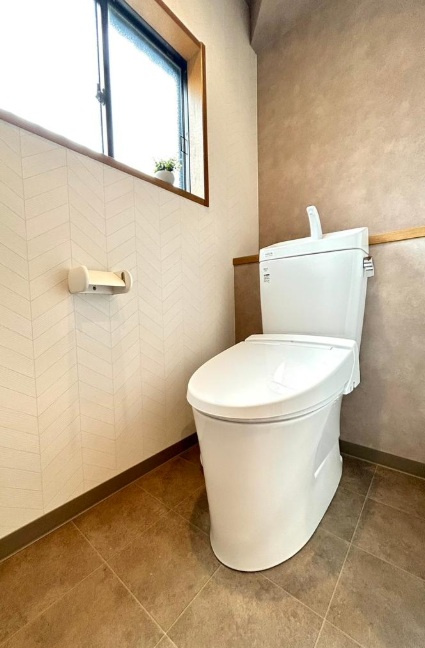 三島江2丁目のトイレ|採光と通風を兼ね備えた窓付きトイレで、清潔感をキープ。明るく快適な空間は、毎日の生活に安心感と使いやすさをプラスします。