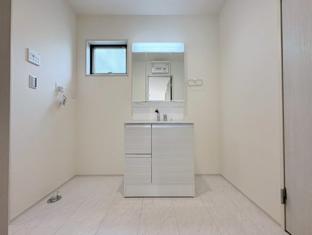 リーブルファイン　岐阜市西川手　全4区画分譲の独立洗面台|洗面化粧台 幅 750mm、軽く割れにくい洗面ボールと場所をとらないコンパクト設計の本体キャビネットです。
ミラー扉の内側は全て収納スペースです。リフトアップシャワーを採用し両手が自由に使えます