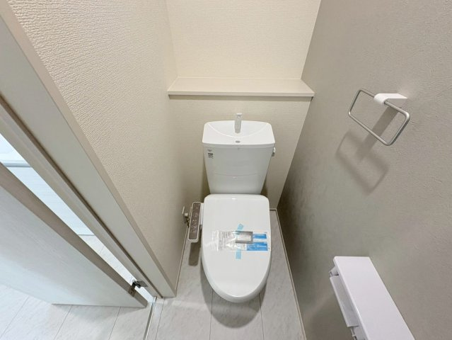 リーブルファイン　岐阜市西川手　全4区画分譲のトイレ|超表面平滑加工とイオンパワーの「セフィオンテクト」加工で、汚れが付きにくく落ちやすい仕様で清潔です。
便器にフチがないので汚れが隠れて見えない部分がありません。お手入れがとってもラクラクです。