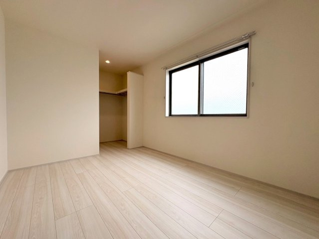 リーブルファイン　岐阜市西川手　全4区画分譲の洋室|全居室にたっぷり収納できる大型クローゼット、居室部分の窓ガラスには間に空気層を設けたペアガラスを採用。
高い断熱性と共にガラス面の結露対策にも効果を発揮します。