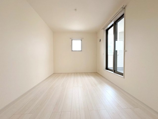 リーブルファイン　岐阜市西川手　全4区画分譲の洋室|全居室にたっぷり収納できる大型クローゼット、居室部分の窓ガラスには間に空気層を設けたペアガラスを採用。
高い断熱性と共にガラス面の結露対策にも効果を発揮します。