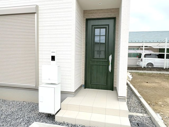 リーブルファイン　岐阜市西川手　全4区画分譲の玄関|【ピッキング防止機能付き玄関ドア錠】玄関ドアの鍵は上下に２つあり、内側の下段は脱着サムターンキー。
鍵を不正に開錠されても、もう１つの鍵でピッキングを防ぎます。防犯性の高い仕様になっています。