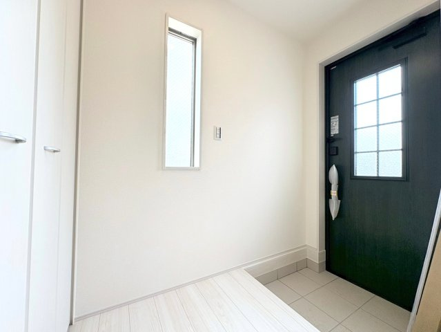 リーブルファイン　岐阜市西川手　全4区画分譲の玄関|大容量のシューズ収納付きで玄関周りもすっきり！玄関ドアからの光が玄関ホールを明るくしてくれます。